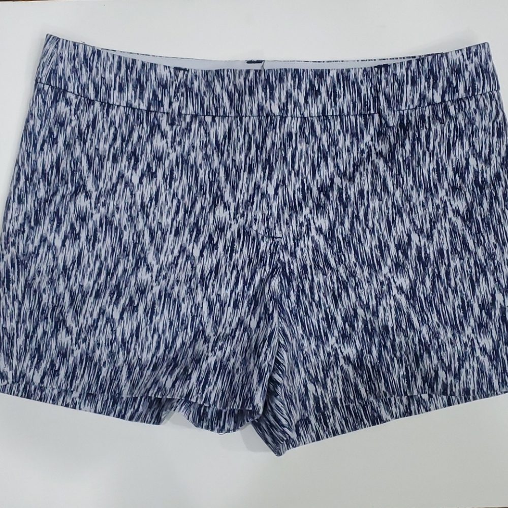 WILLI SMITH BLUE AND WHITE ABSTRACT PRINT SHORTS SIZE 6